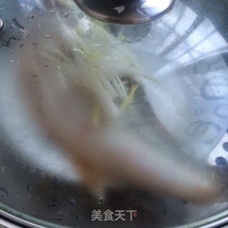 油泼香葱鲈鱼的做法步骤：3