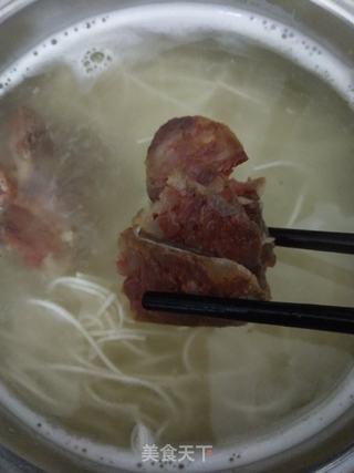 排骨腊肠面的做法步骤：2