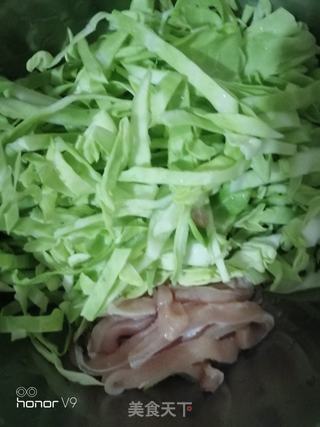 圆包菜炒面的做法步骤：1