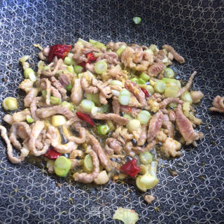 酸菜肉丝烩年糕的做法步骤:5