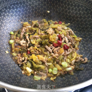 酸菜肉丝烩年糕的做法步骤:7