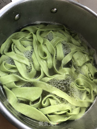 油泼菠菜面的做法步骤:13