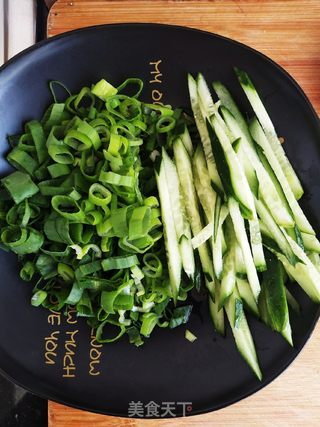 油泼面的做法步骤：1