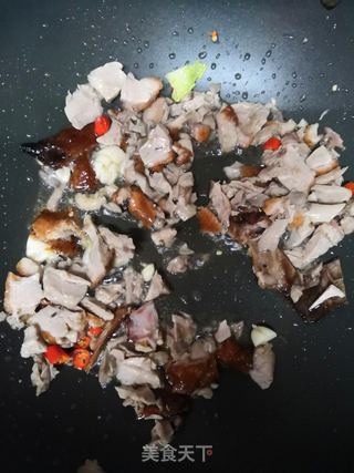 鸭肉莲藕炒面条的做法步骤:2