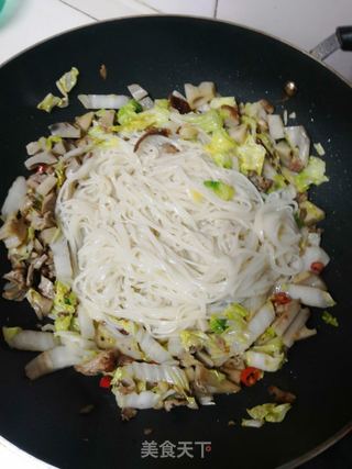 鸭肉莲藕炒面条的做法步骤:5