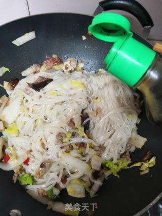 鸭肉莲藕炒面条的做法步骤:6