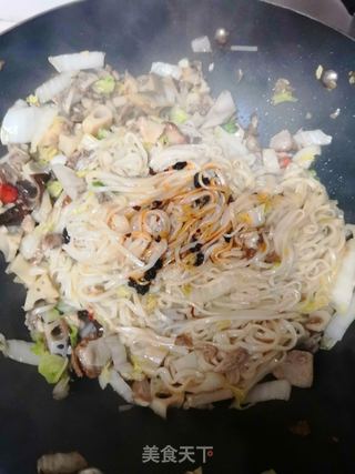 鸭肉莲藕炒面条的做法步骤:7