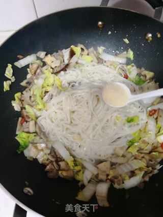 鸭肉莲藕炒面条的做法步骤:8