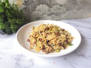 鸭肉莲藕炒面条的做法步骤:9