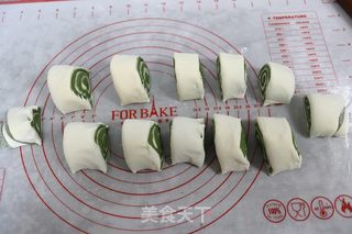 #艾草双色花卷的做法图解9