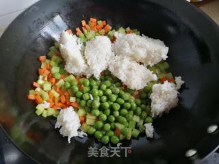 莴笋虾仁炒饭的做法步骤：5