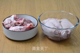 电饭煲卤肘子的做法步骤：1