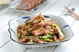 电饭煲卤肘子的做法步骤:11