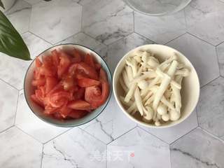 番茄菌菇汤面的做法步骤:2