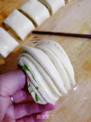 葱香粗粮小花卷的做法步骤:7