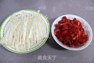 金针菇番茄豆腐汤的做法步骤：2