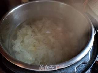 雪耳木瓜炖桃胶的做法步骤:2