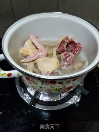 鲜土茯苓煲鸽子汤的做法步骤：2