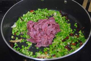 孜然蒜薹牛肉的做法步骤:7