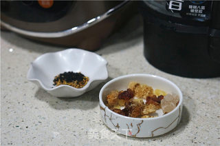 养颜桃胶汤的做法步骤：1