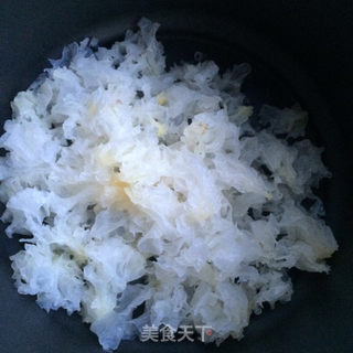 菠萝银耳汤的做法步骤:2