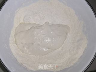 二合面葡萄干红枣卷的做法步骤:3