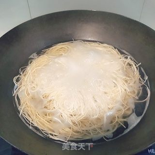 西红柿鸡蛋龙须面的做法步骤:5