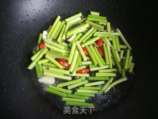 蒜苔炒虾仁的做法步骤：7