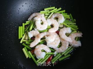 蒜苔炒虾仁的做法步骤:9