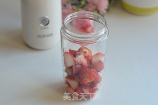 草莓奶昔的做法步骤:2