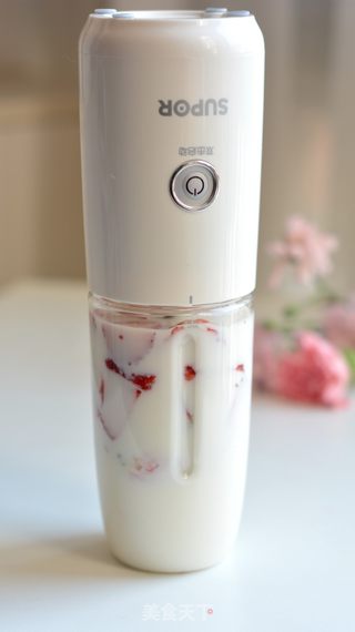 草莓奶昔的做法步骤:4
