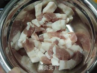 五花肉香焖黄豆的做法步骤:2