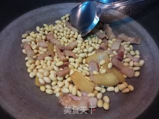 五花肉香焖黄豆的做法步骤:7