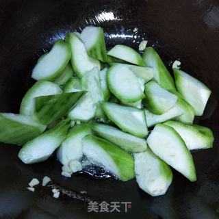 枸杞子炒丝瓜的做法步骤：5