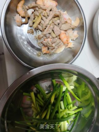 蒜苔鲜虾意大利面的做法步骤:2