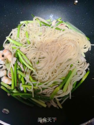 蒜苔鲜虾意大利面的做法步骤:5