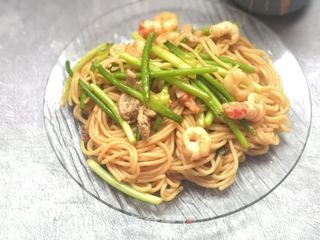 蒜苔鲜虾意大利面的做法步骤:8