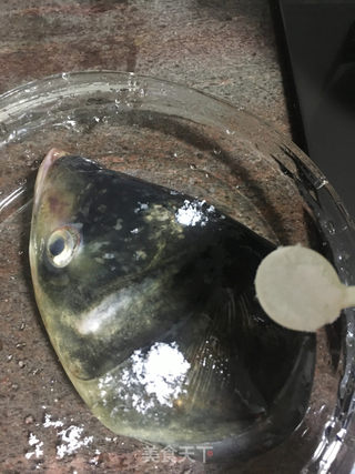 剁椒鱼头拌面的做法步骤:2