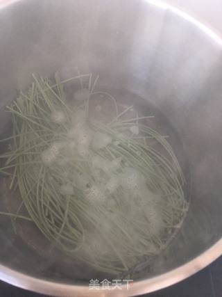 番茄蛋汤菠菜面的做法步骤:3