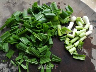 蒜苗炒豆干的做法步骤:2