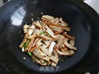 蒜苗炒豆干的做法步骤:4