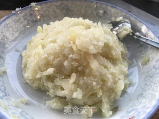 剩饭别再炒啦,放进蛋包土豆泥里吧的做法步骤:2