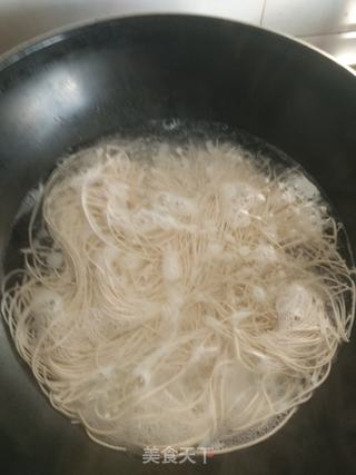 莴苣腊肉焖油面的做法步骤:4