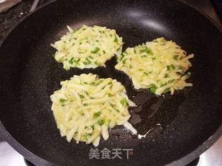 土豆鸡蛋饼的做法步骤：6