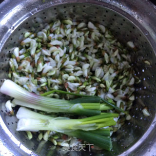 槐花猪肉饺子的做法步骤:2