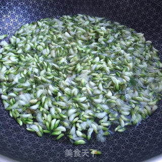 槐花猪肉饺子的做法步骤:5