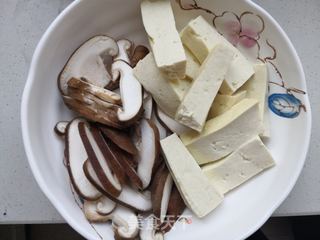 裙带菜豆腐香菇炖鱼尾的做法步骤:8