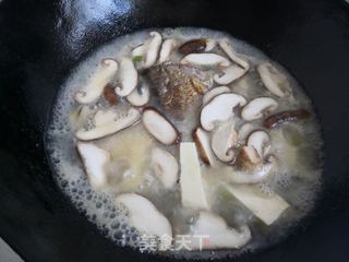裙带菜豆腐香菇炖鱼尾的做法步骤:13
