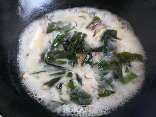 裙带菜豆腐香菇炖鱼尾的做法步骤:14