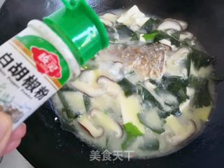 裙带菜豆腐香菇炖鱼尾的做法步骤:16